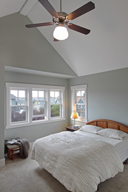 Фотография уютной спальни в белых тонах